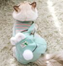 Cat clothing keeps warm and prevents shedding of fur in winter